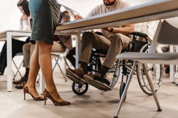 Tekerlekli Sandalyedeki Işadamı Konferans Odasında Bir Toplantıya Katılıyordu — Stok fotoğraf