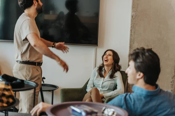 Gorgeous Businesswoman Laughing While Her Male Coworker Telling Fun Story — Stock Photo, Image