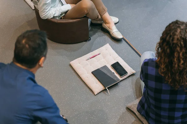 在圆形剧场里 有一张平板电脑的照片 旁边坐着一个和商人一起的手机 — 图库照片