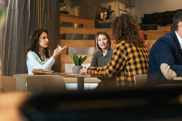 Tres Jóvenes Estudiantes Universitarios Conversando Cafetería —  Fotos de Stock