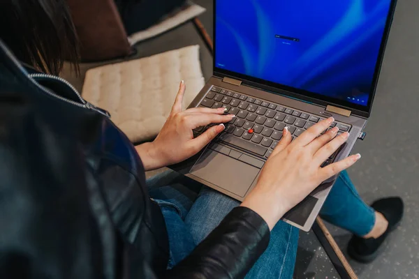 Bild Kvinnan Börjar Laptop Väg Att Arbeta — Stockfoto