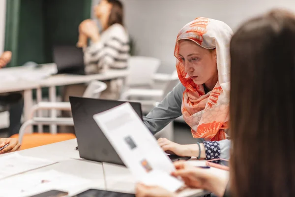 Młoda Dziewczyna Biznesu Hidżabie Pracująca Laptopie Biurze — Zdjęcie stockowe