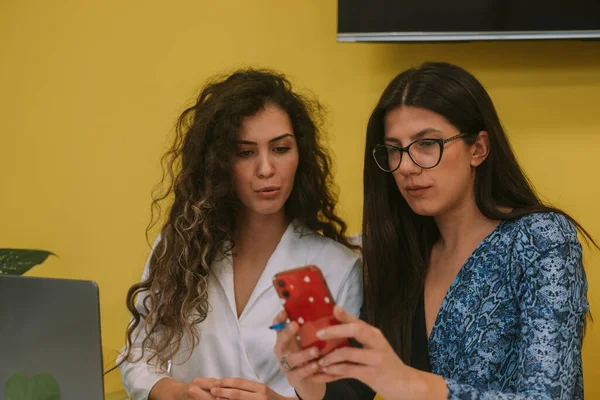 Kadınının Birlikte Çalışırken Kırmızı Telefona Bakması — Stok fotoğraf