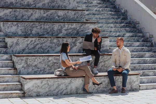 Güzel Genç Adamları Şehirde Merdivenlerde Oturuyor Birlikte Çalışıyor Eğleniyor Gülümsüyor — Stok fotoğraf
