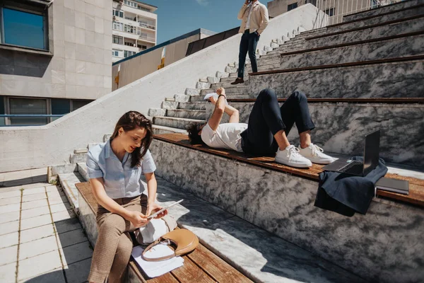 Junge Müde Erfolgreiche Menschen Entspannen Sich Nach Einem Anstrengenden Arbeitstag — Stockfoto