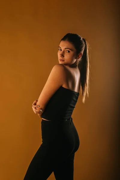 Ein Hübscher Weiblicher Teenager Posiert Schwarzen Outfit Und Schaut Ihr — Stockfoto
