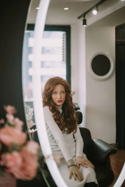 Beautiful Model Posing While Looking Mirror Sitting Make Salon — Stock Photo, Image