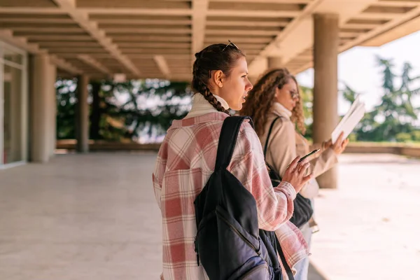 学校のバッグを着ている2人の女子生徒のバックビューショット — ストック写真