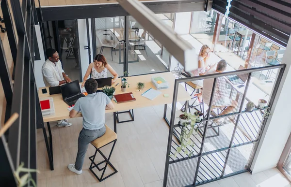 Modern Ofis Odasında Grubu Birlikte Çalışıyor — Stok fotoğraf