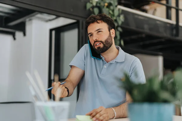 Successful Business Person Misunderstands His Client While Having Phone Call — Stock Photo, Image