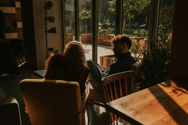 Joven Pareja Negocios Discutiendo Marketing Mientras Trabajan Juntos Bar Café — Foto de Stock