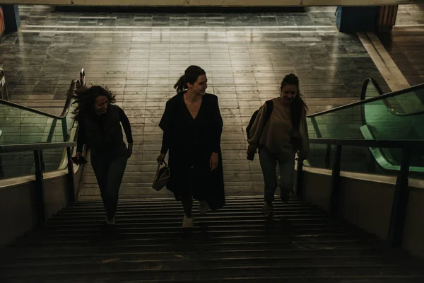 Три Девушки Весело Разговаривают Поднимаясь Лестнице Торговый Центр — стоковое фото