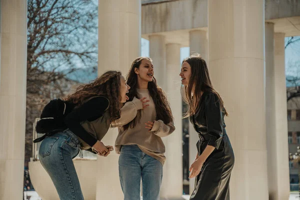 Tres Chicas Divirtiéndose Chica Pelo Rizado Con Lengua Hacia Fuera — Foto de Stock