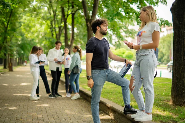 Estudante Universitária Explicando Algo Namorado Antes Exame — Fotografia de Stock