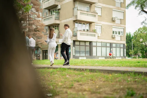 Grupo Adolescentes Estudiantes Secundaria Caminando Hacia Escuela Hablando Entre Universidad — Foto de Stock