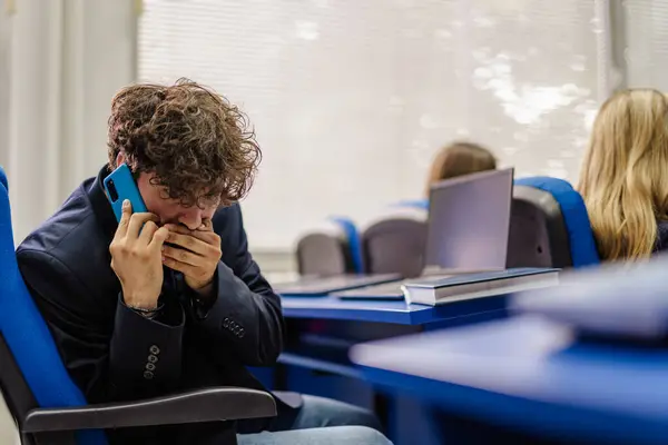 Étudiant Masculin Parlant Sur Son Téléphone Pendant Classe Lieu Prêter — Photo