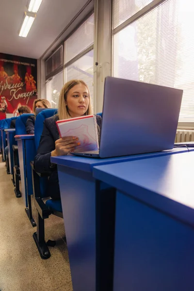 Young Beautiful University Graduate Listing Her Papers Documents Her Laptop — Stock Photo, Image