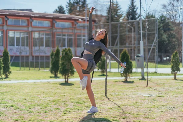 Sportmädchen Grauer Sportbekleidung Posiert Nach Dem Training — Stockfoto
