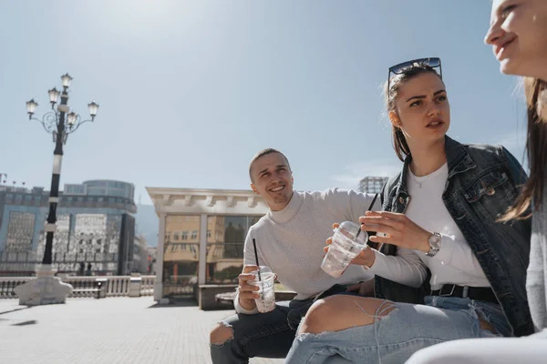 Three Friends Drinking Milkshakes While Sitting City Center — Stock Photo, Image