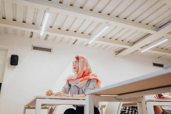 Mladá Muslimská Podnikatelka Hidžábu Sleduje Poslouchá Semináři Setkání Konference Korporace — Stock fotografie