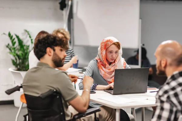 Ingwerfrau Hijab Arbeitet Laptop Recherchiert Googelt Informationen Versammelt Sich Mit — Stockfoto