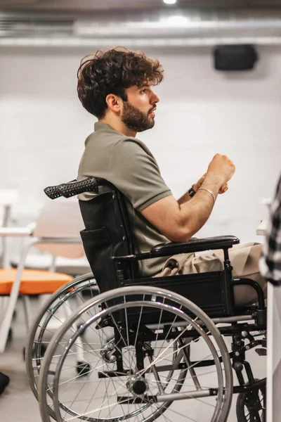 Mężczyzna Wózku Inwalidzkim Biznesmen Wózku Inwalidzkim Spotkaniu Współpracownikami Zdjęcie Boczne — Zdjęcie stockowe