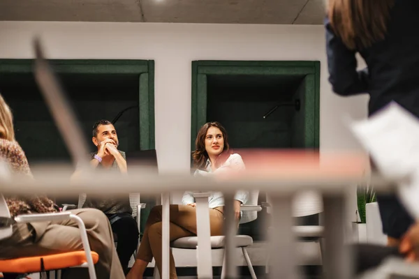 Dois Colegas Negócios Sentaram Sala Conferências Assistindo Ouvindo Apresentação — Fotografia de Stock