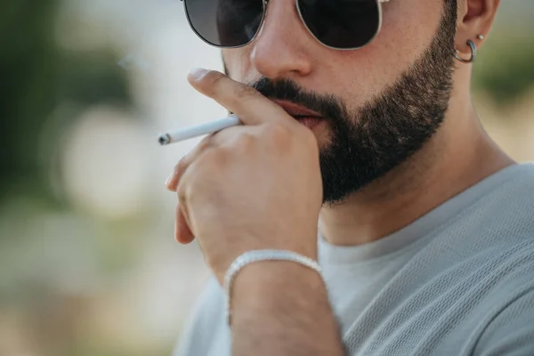 Dohányzás Cigiző Férfi Egy Kép Egy Jóképű Férfiról Aki Cigarettázik — Stock Fotó
