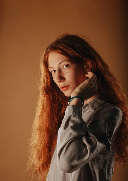 Close Beautiful Ginger Girl Posing Studio Her Hand Her Neck — Stock Photo, Image
