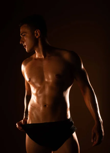 Bonito Homem Com Músculos Posando Estúdio — Fotografia de Stock