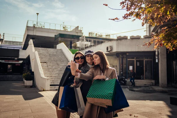 Tři Stylové Dámy Nakupování Dávají Selfie Drží Nákupní Tašky Rukou — Stock fotografie