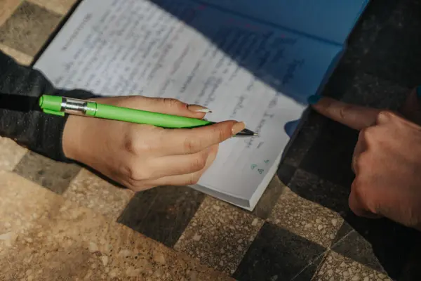 Elinde Kalemle Deftere Yazmak Üzere Olan Kızı Yakından Çek Defteri — Stok fotoğraf