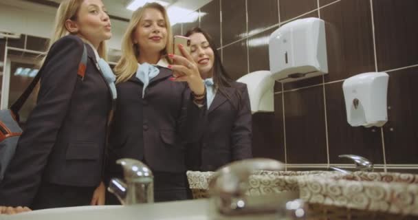 Vrouwelijke Studenten Nemen Selfies Terwijl Vaststelling Van Haar Zetten Make — Stockvideo