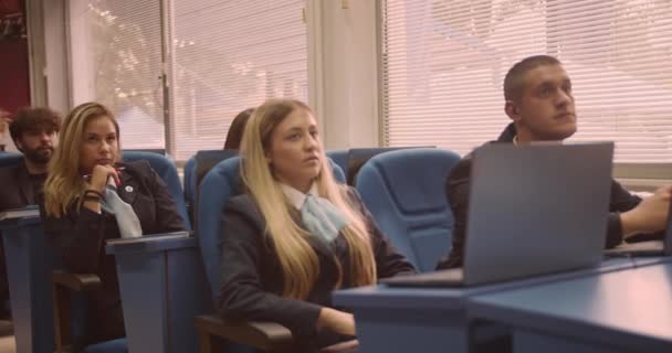 多样化的学生在大学里认真地听讲座 穿漂亮的校服 开卡车 — 图库视频影像