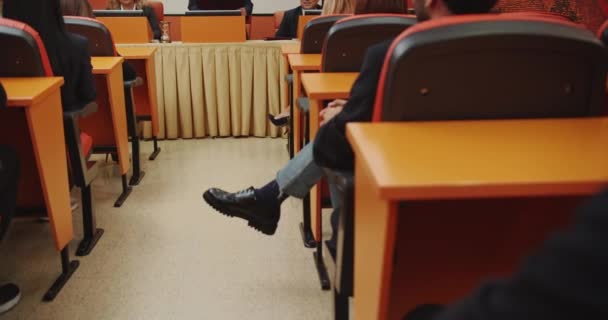 Bir Grup Öğrenci Profesör Fakültede Mezuniyet Sınavı Için Toplanıyorlar Bir — Stok video