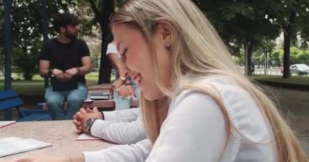 Olika Stora Grupper Studenter Talar Studierna Utanför Högskolan Campus Sitter — Stockvideo
