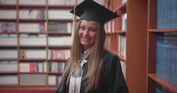 Laureata Studentessa Orgogliosamente Alzando Diploma Con Grande Sorriso Nella Sala — Video Stock