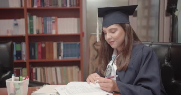 Egy Diplomás Diák Szorgalmasan Tölti Papírmunkát Egyetemi Könyvtár Nyugodt Környezetében — Stock videók