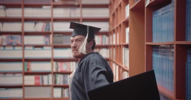 Studente Maschio Estatico Che Celebra Suo Successo Ottenendo Diploma Universitario — Video Stock