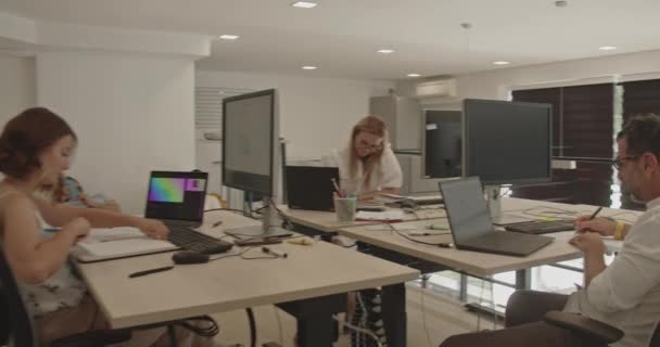 Camera Panning Movement Office Workers While Working Others Resting Working — Stock Video