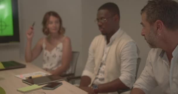 Разнообразная Группа Людей Совместно Работает Над Проектом Участвуя Оживленных Дискуссиях — стоковое видео
