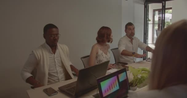Разнообразная Группа Людей Совместно Работает Над Проектом Участвуя Оживленных Дискуссиях — стоковое видео