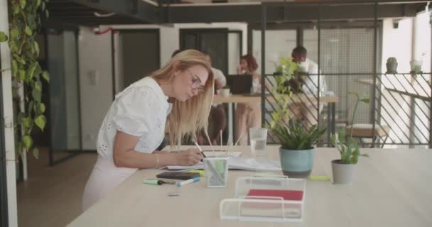 Seorang Manajer Wanita Paruh Baya Yang Cantik Duduk Mejanya Mengerjakan — Stok Video
