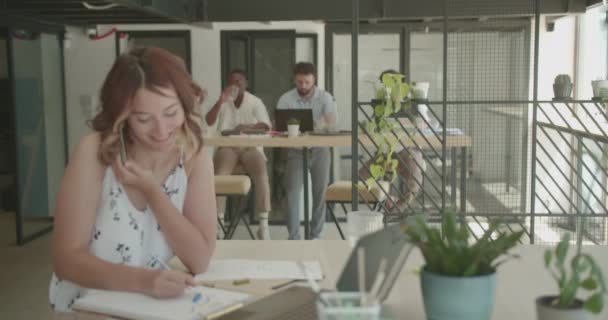 Nettes Mädchen Arbeitet Allein Büro Während Ihre Kollegen Hintergrund Arbeiten — Stockvideo