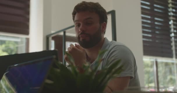 Hombre Hablando Mientras Trabaja Con Sus Colegas Oficina Durante Período — Vídeo de stock