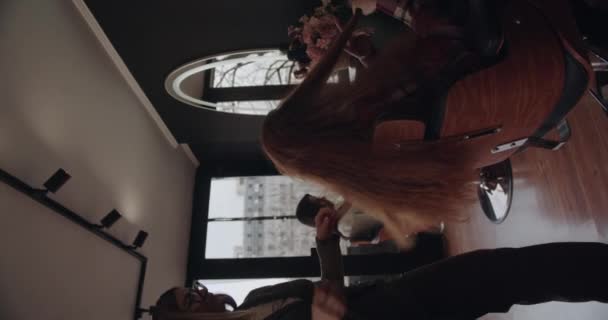 Рыжая Девушка Анализирует Свои Волосы Прически Вертикальное Видео Движение Грузовика — стоковое видео