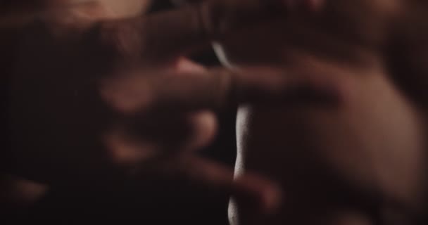 ハンサムとトップレスの男のビデオを閉じる 彼の手で遊んで 選択的な焦点 — ストック動画