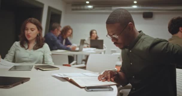 Grupo Diverso Pessoas Que Frequentam Sessão Brainstorming Trabalho Homem Negro — Vídeo de Stock