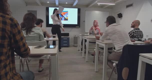 Klassenzimmer Büro Wirft Eine Schöne Lehrerin Die Papiere Als Zeichen — Stockvideo