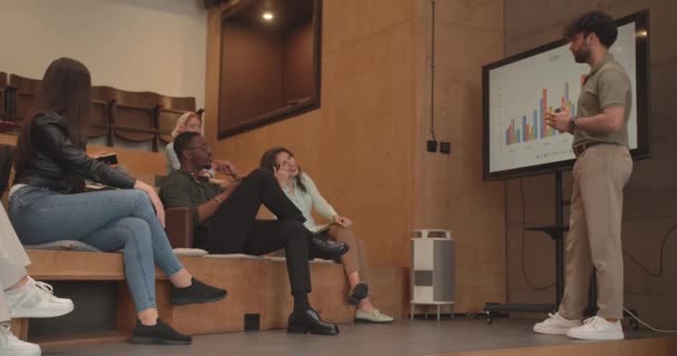 Mid Shot Widok Różnych Wielorasowych Ludzi Biznesu Słuchających Wykładów Firmowych — Wideo stockowe